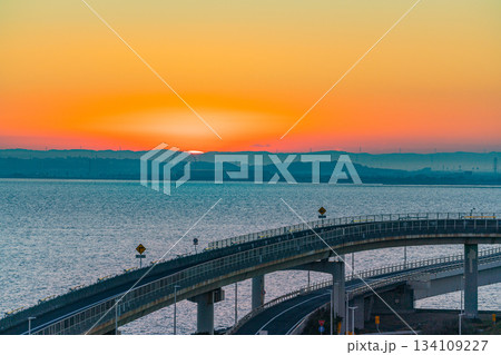 【千葉県】東京湾アクアライン・海ほたるPAから見る日の出 134109227