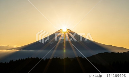 富士山頂から朝日が昇る瞬間（ダイヤモンド富士）の光芒 134109498