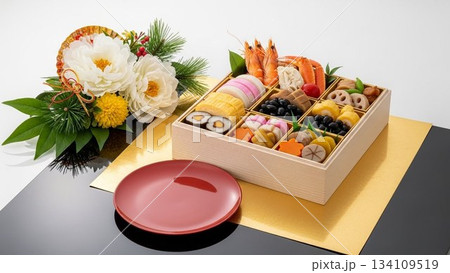 正月飾りとともに黒い塗りの台に置かれた白木のお重の豪華なおせち料理 134109519