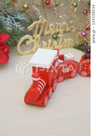 にぎやかなクリスマストレイン 134109534