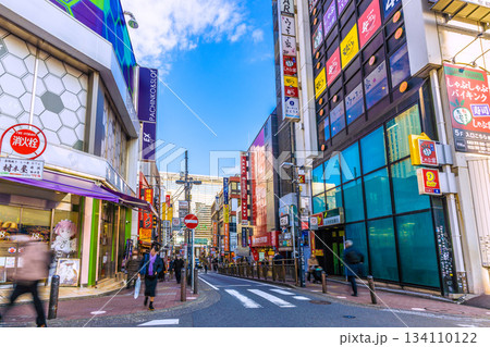 日本の横浜都市景観 師走。相鉄横浜駅前。パルナードSTなどを望む 日本の横浜都市景観 師走。相鉄横浜駅前。パルナードSTなどを望む 134110122