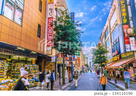 日本の横浜都市景観 師走。相鉄横浜駅前の繁華街やドン.キホーテなどを望む 日本の横浜都市景観 師走。相鉄横浜駅前の繁華街やドン.キホーテなどを望む 134110190