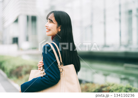 オシャレなビジネスウーマン 134110236