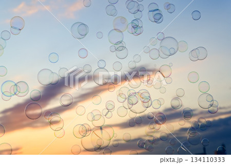 夕空にシャボン玉 134110333