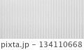 白い縦ストライプの溝の写真、テクスチャ・現実の天井	 134110668