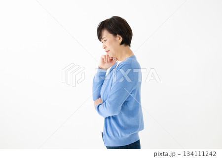 考える女性 考える女性 134111242