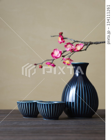 飲酒イメージ　徳利とお猪口の酒器セット 134111261