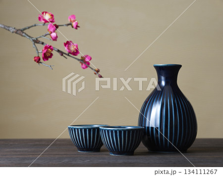 飲酒イメージ　徳利とお猪口の酒器セット 134111267