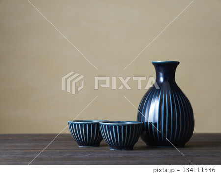 日本酒イメージ　徳利とお猪口の酒器セット 134111336