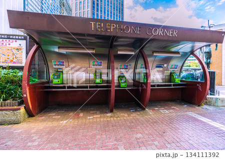 日本の横浜都市景観 横浜駅西口の公衆電話…携帯の普及とともに… 日本の横浜都市景観 横浜駅西口の公衆電話…携帯の普及とともに… 134111392