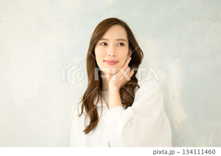 ロングヘアの女性 134111460