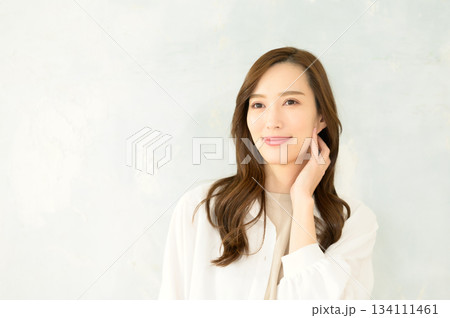 ロングヘアの女性 134111461