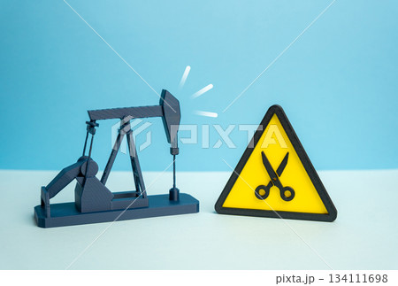 Oil pump and oil production convergence. Reduction of production quotas agreed upon by the cartel. Lower prices on the global market. Coordinated supply control. Global trade updates and energy policy Oil pump and oil production convergence. Reduction of production quotas agreed upon by the cartel. Lower prices on the global market. Coordinated supply control. Global trade updates and energy policy 134111698