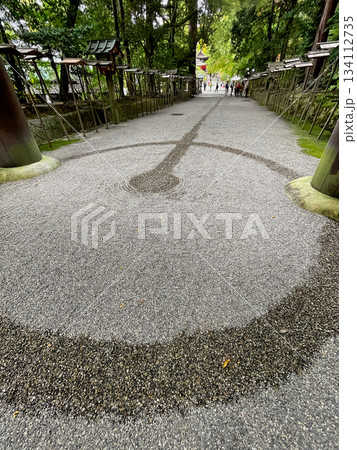 石上神宮　水で示された神の道　神は道の中央　人は端を歩く 134112735