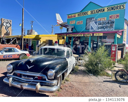 【アリゾナ州】セリグマン 映画『カーズ』の世界のような街角 134113076