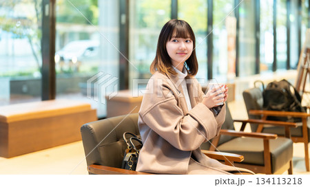 カフェで飲み物を飲む女性 カフェで飲み物を飲む女性 134113218