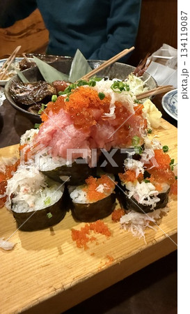 新鮮な海鮮丼 刺身盛り合わせ 新鮮な海鮮丼 刺身盛り合わせ 134119087