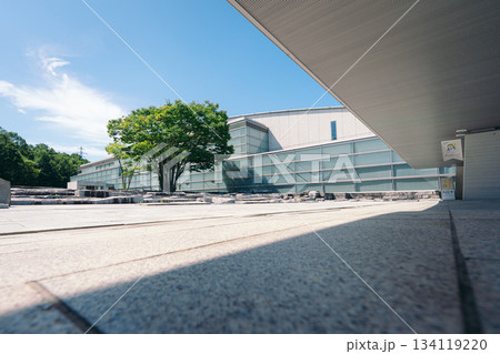 郡山市立美術館と石畳の前庭風景 134119220