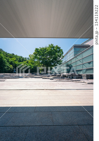 郡山市立美術館と石畳の前庭風景 134119222