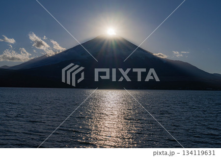 【富士山素材】山中湖から見るダイヤモンド富士【山梨県】 【富士山素材】山中湖から見るダイヤモンド富士【山梨県】 134119631