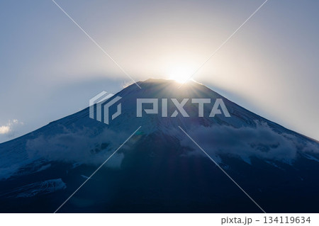 【富士山素材】山中湖から見るダイヤモンド富士【山梨県】 【富士山素材】山中湖から見るダイヤモンド富士【山梨県】 134119634