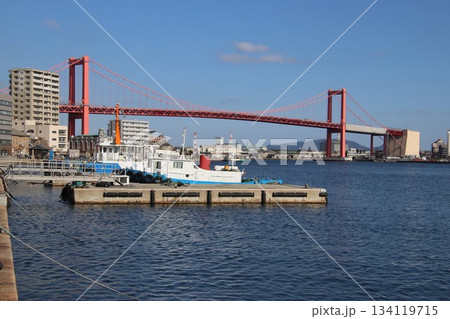 北九州市の洞海湾と若戸大橋 134119715