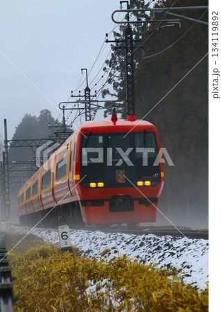 鬼怒川温泉から雪景色を駆け抜け新宿駅へ… 直通特急253系 電車 134119892