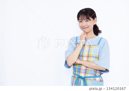 笑顔で考えている主婦 134120167