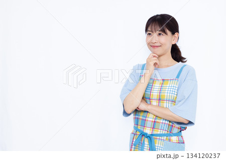 笑顔で考えている主婦 134120237