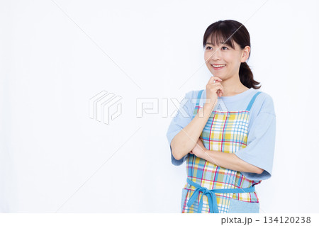 笑顔で考えている主婦 笑顔で考えている主婦 134120238