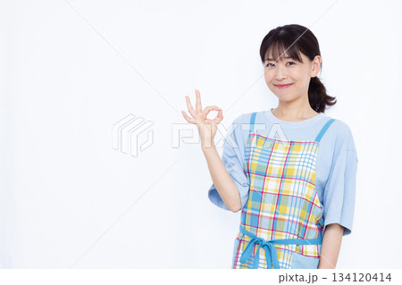 OKサインをしている主婦 OKサインをしている主婦 134120414