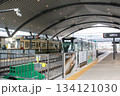 広電宮島口駅に停車している電車と出発した電車(広島県廿日市市) 広電宮島口駅に停車している電車と出発した電車(広島県廿日市市) 134121030