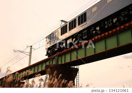 晩秋の夕焼け空の中鉄橋を渡るEF64-1030号機牽引「ありがとうEL号」_2025/11/24撮影 134121061