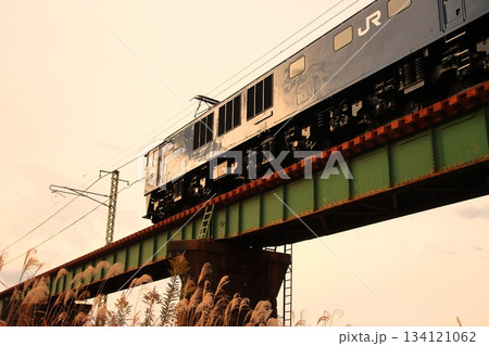 晩秋の夕焼け空の中鉄橋を渡るEF64-1030号機牽引「ありがとうEL号」_2025/11/24撮影 134121062