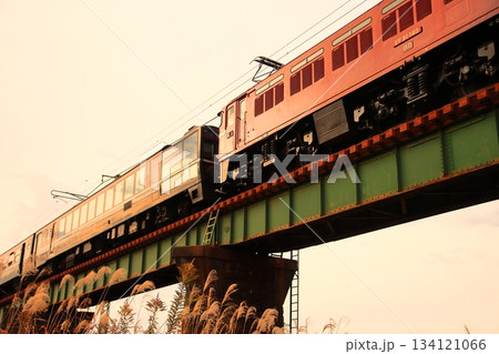 晩秋の夕焼け空の中鉄橋を渡るEF81-140号機牽引の「ありがとうEL号」_2025/11/24撮影 134121066
