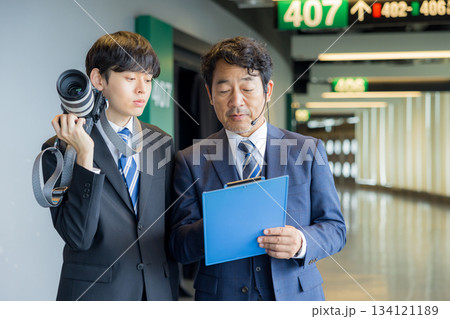 打ち合わせをするビジネスマン 134121189