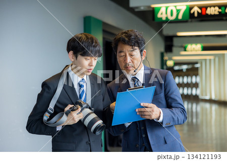 打ち合わせをするビジネスマン 134121193