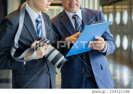打ち合わせをするビジネスマン 134121196