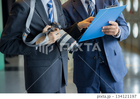 打ち合わせをするビジネスマン 134121197