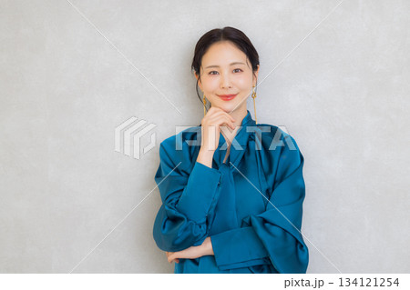 青いブラウスの女性 134121254