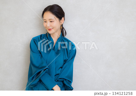青いブラウスの女性 134121258