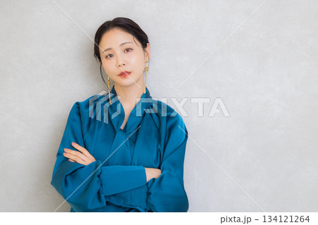 青いブラウスの女性 134121264