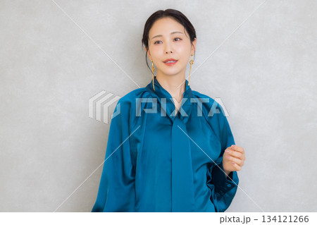 青いブラウスの女性 134121266
