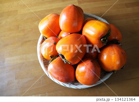 ザルに盛られた枯露柿 134121364