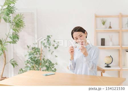 デザートを食べる女性 デザートを食べる女性 134121530