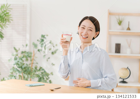 デザートを食べる女性 デザートを食べる女性 134121533