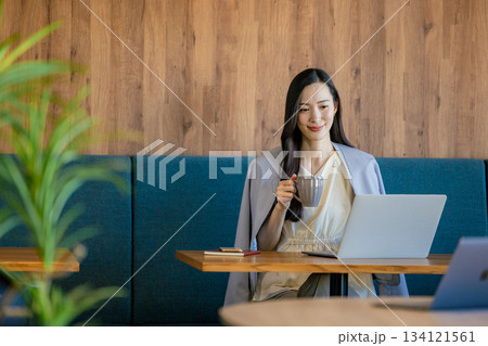 ノートパソコンで作業をする30代のビジネスウーマン ノートパソコンで作業をする30代のビジネスウーマン 134121561