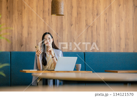 ノートパソコンで作業をする30代のビジネスウーマン 134121570