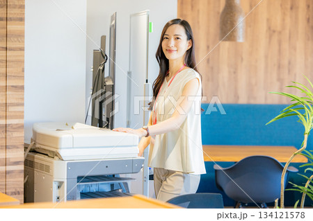 コピーを取る女性社員 134121578