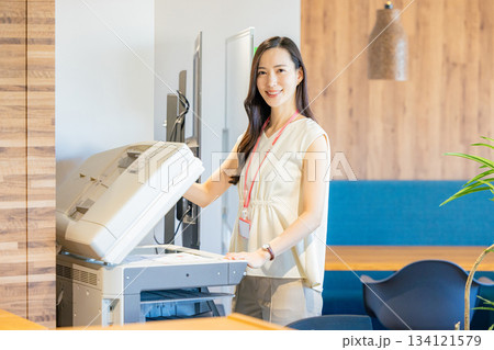 コピーを取る女性社員 134121579